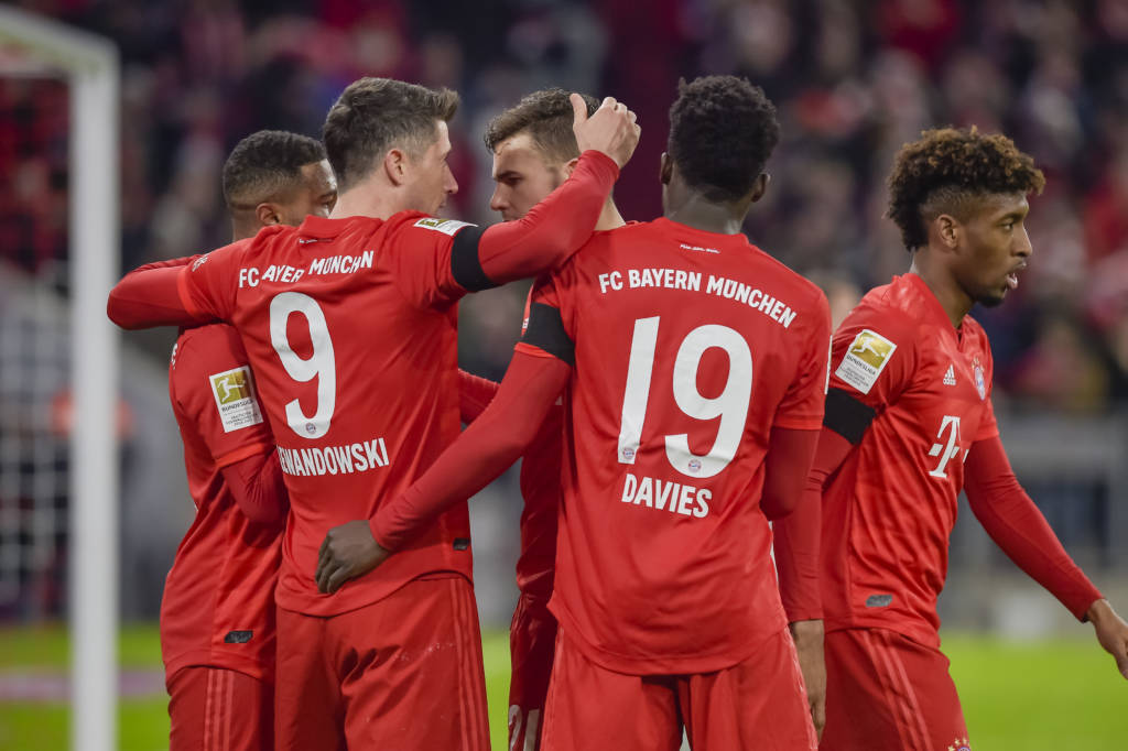 Os jogadores do Bayern de Munique retornaram aos treinamentos nesta segunda-feira, com isolamento social entre os atletas. Os jogadores foram separados em grupos para a realização das atividades. Vale lembrar que a Bundesliga autorizou os clubes a voltarem aos treinos.
