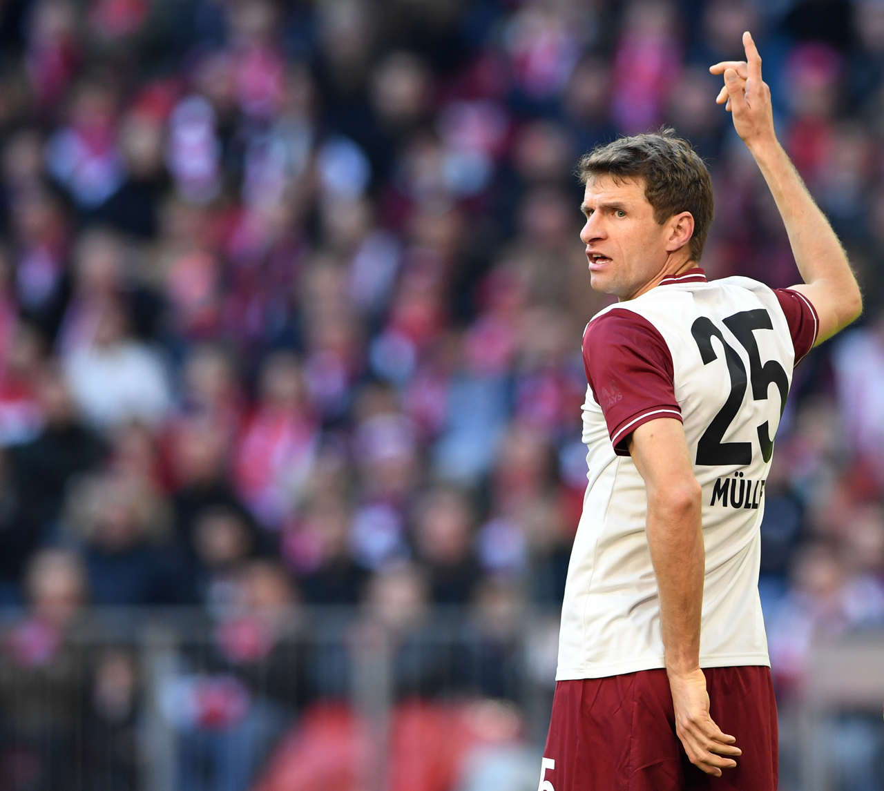 NO RADAR - Thomas Müller pode estar de saída do Bayern de Munique. O jogador alemão tem contrato com o clube até o final de 2023 e ainda não chegou a um acordo por uma renovação. Segundo o jornal ‘SportBild’, Newcastle e Everton estão interessados na contratação do atacante.