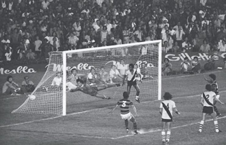 12 - Flamengo 1 x 0 Vasco (1978) - O gol de Rondinelli não só sacramentou o título do Flamengo sobre o maior rival, como foi o marco, que deu início a uma brilhante geração, que fez história no clube nos anos 80.