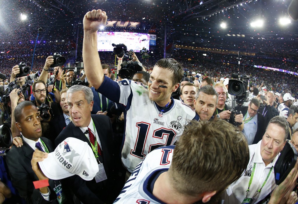 Em 2001, sob o comando de Brady, os Patriots chegaram aos playoffs, com 11 vitórias em 14 jogos com o camisa 12 como titular. Mas na temporada seguinte, veio o tão sonhado primeiro título: na edição XXXVI do Super Bowl. O duelo contra o Saint Louis Rams estava empatado até que a genialidade de Brady apareceu, garantindo a vitória por 20 a 17 e o primeiro do troféu do craque. Vale destacar que Brady foi o MVP da final, tendo destaque logo em sua primeira decisão.