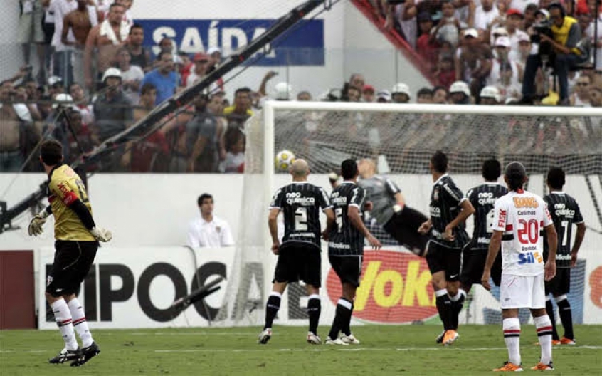 O Mito bateu a falta com perfeição, mandando a bola por cima barreira, acertando o ângulo do goleiro Júlio Cesar, sem chances para a defesa. 