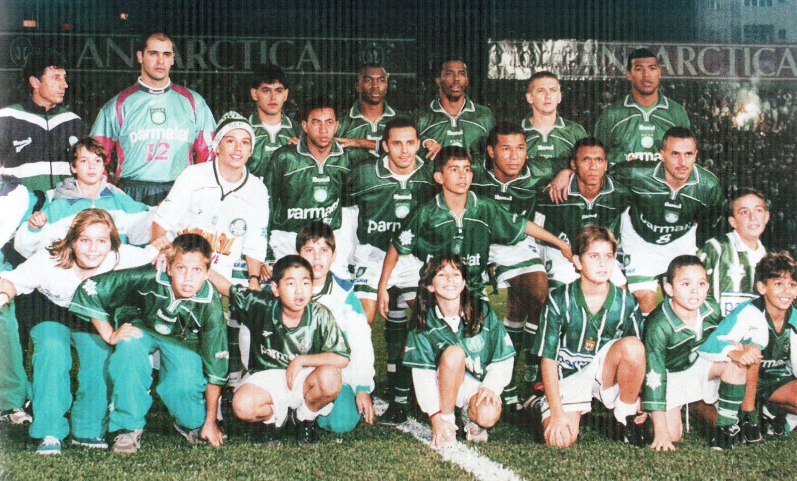 Uma das primeiras parceiras visando a contratação de jogadores, o Palmeiras e a Parmalat formaram um elenco de peso na década de 90. Com a chegada de atletas como Edmundo, Edílson, Mazinho, Zinho, Roberto Carlos, Rivaldo e Djalminha, o Verdão conquistou dois Brasileiros, dois paulistas, dois torneios Rio-São Paulo, uma Libertadores e uma Copa Mercosul.