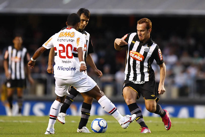São Paulo x Santos - 2010: o Tricolor foi eliminado pelo Peixe nas semis de 2010, após perder por 3 a 2 no Morumbi e na Vila por 3 a 0.