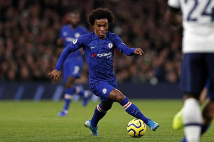 Willian (Chelsea) foi especulado em alguns clubes. Chegou a dizer que jogaria no clube londrino até mesmo sem contrato, mas ainda não tem situação definida. Barcelona monitora o jogador.