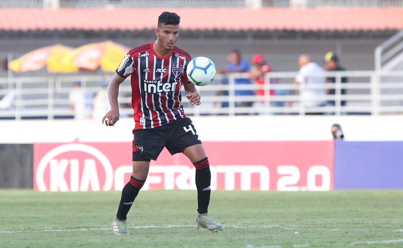 ESQUENTOU - O técnico Rogério Ceni, em conjunto com a diretoria do São Paulo, decidiu emprestar o zagueiro Walce para outro clube. O objetivo é fazer com que a 'Cria de Cotia', sem jogar há dois anos, readquira uma forma física ideal.