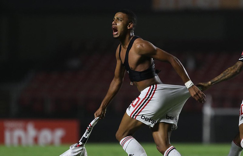 Depois disso, foram duas vitórias seguidas, a primeira contra o Atlético-GO, por 3 a 0, e gols marcados por Brenner (dois) e Gabriel Sara.