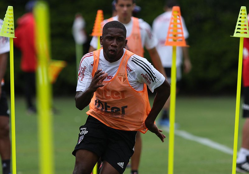 ESFRIOU - Se o Santos tiver interesse em contar com o atacante Toró, vai ter de esperar até o final do contrato do jogador para contratá-lo. Conforme o LANCE! apurou, o São Paulo disse não ao pedido do rival para liberá-lo com seis meses de antecedência. Dirigentes santistas chegaram a propor ao São Paulo o empréstimo de Toró por seis meses.