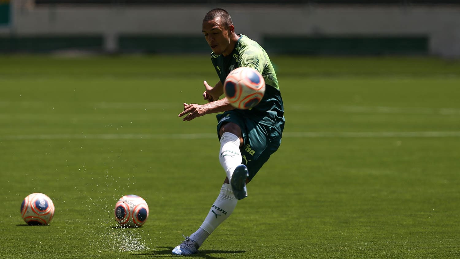 Gabriel Menino, destaque do Palmeiras e convocado para a Seleção Brasileira para as Eliminatórias da Copa, também trabalhou com o treinador na base da Seleção.