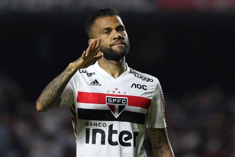 DANIEL ALVES - SÃO PAULO 2 X 0 ÁGUA SANTA - Craque marcou o segundo gol e fechou o placar da primeira rodada.