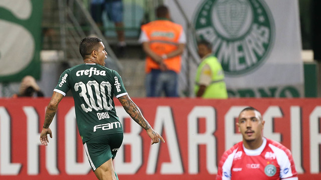 Antes de chegar ao Palmeiras, em 2015, Dudu foi desejado por outros clubes, casos de Corinthians, São Paulo e Flamengo, mas ele e o alviverde deram um chapéu, e o atacante acabou anunciado em 11 de janeiro daquele ano.