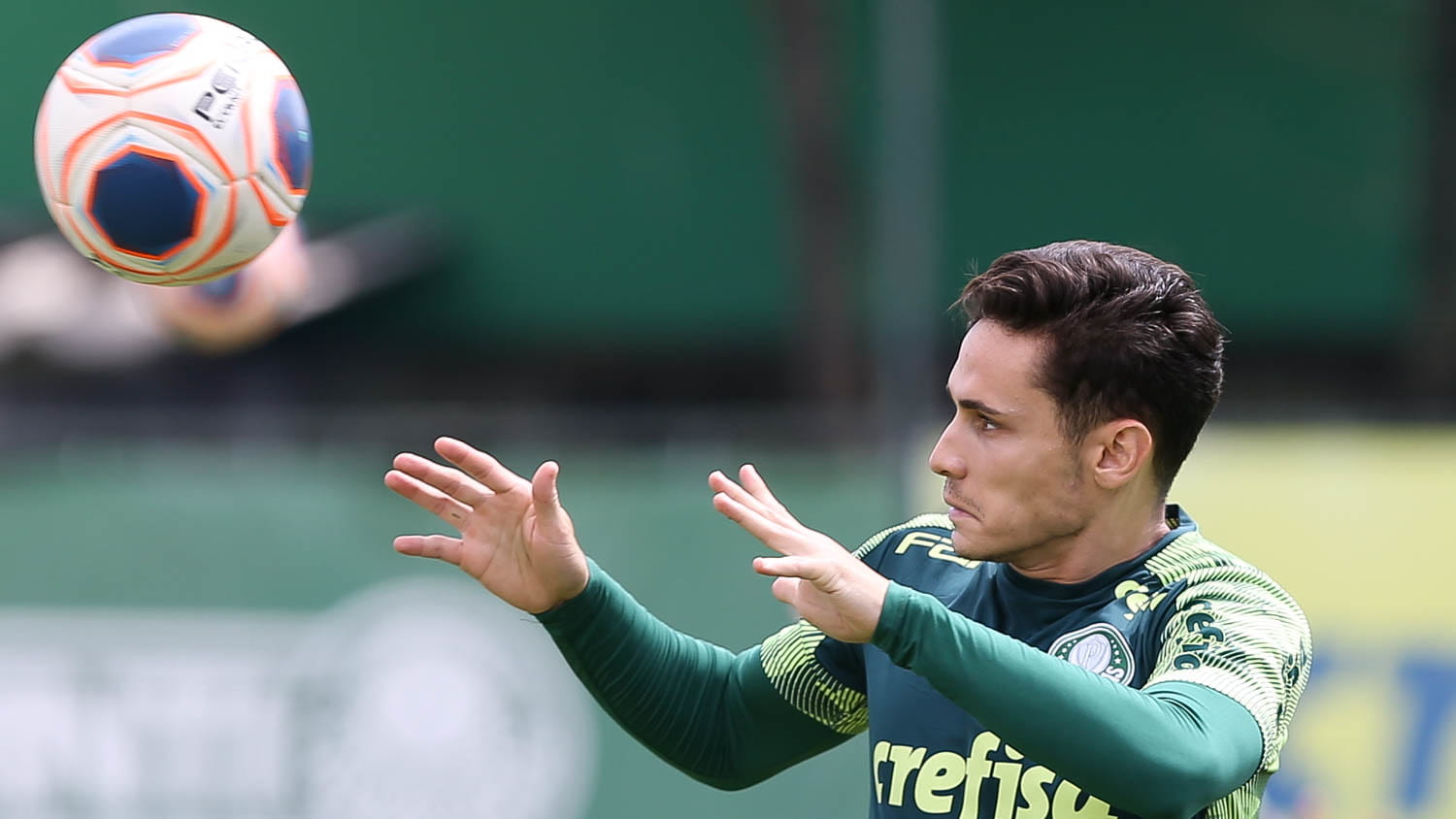 RAPHAEL VEIGA- Palmeiras (C$ 9,97) Em bom momento, fez um dos gols da vitória do Verdão contra o Atlético-MG e tem tudo para se destacar novamente contra um instável Vasco, mesmo fora de casa. Seus quatro gols no Brasileirão passam credibilidade para o cartoleiro. Lembrando que o Verdão venceu as últimas cinco partidas, pelas três competições que disputa!