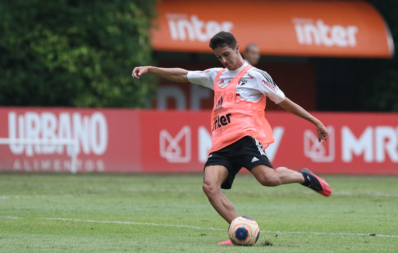 O meia Shaylon, de 22 anos, que estreou no profissional do São Paulo em 2017, passou 2019 emprestado ao Bahia e retornou a pedido de Fernando Diniz, mas só um de seus 40 jogos pelo clube foi em 2020. Tem 23 anos e marcou três gols pelo Tricolor.