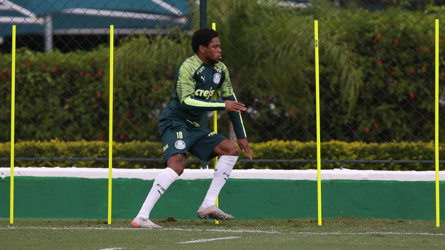 PROVÁVEL TIME: Luiz Adriano e Lucas Esteves voltaram a treinar com o grupo e devem ficar à disposição de Abel Ferreira. Assim, um possível Palmeiras enfrentar o Ceará é o seguinte: Weverton, Marcos Rocha, Emerson Santos, Renan (Gustavo Gómez) e Lucas Esteves; Patrick de Paula, Zé Rafael e Raphael Veiga; Lucas Lima, Willian e Luiz Adriano.