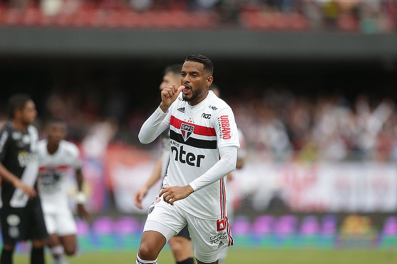 REINALDO - SÃO PAULO 2 X 1 PONTE PRETA - Lateral-esquerdo recebeu de Vitor Bueno e acertou um belo chute, anotando seu primeiro gol na temporada.