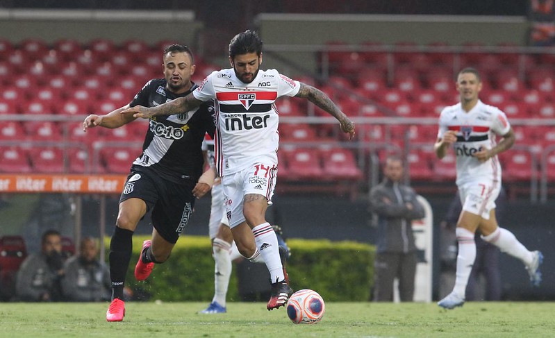 Elogiado por Ceni e emprestado ao Internacional, o Colorado já comunicou à diretoria do São Paulo que não pretende seguir com o jogador. O treinador Rogério Ceni disse em coletivas recentes que gosta das características do meia, mas tudo depende da decisão do atleta.