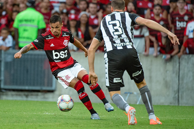 Com muita dificuldade no primeiro tempo, o Flamengo voltou melhor para segunda etapa e contou com a qualidade técnica de seus homens de frente para golear o Botafogo no Maracanã. Destaque para Michael (foto), que foi a principal arma rubro-negra e ainda definiu o placar. Veja as notas a seguir por Lazlo Dalfovo (lazlodalfovo@lancenet.com.br).