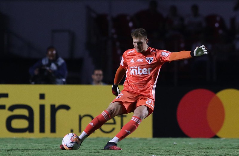 ESQUENTOU - O goleiro Lucas Perri vem sendo destaque do Náutico. Emprestado pelo São Paulo ao Timbu até o final da temporada, o jogador desperta interesse de clubes da Itália e da Série A do Campeonato Brasileiro, segundo apurado pelo LANCE!.