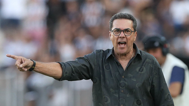 O técnico Vanderlei Luxemburgo afirmou após a derrota do Santos para o São Paulo no Morumbi, que foi paquerado pelo árbitro Rodrigo Martins Cintra: 'A única coisa que eu não gostei foi o árbitro me paquerar durante o jogo. Isso é que eu não gostei. O tempo todo ele ficou me paquerando, ele apitava e olhava para mim. Eu não sou viado, não sei se ele gosta, então por que ele ficava olhando para mim?'