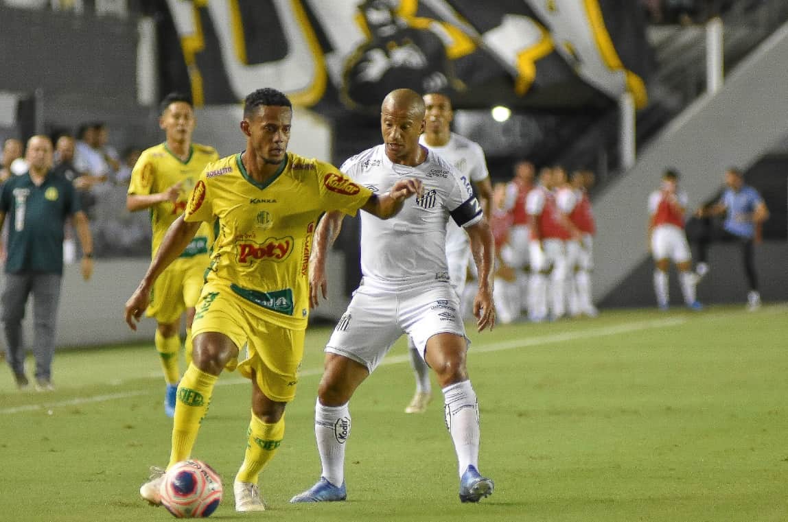 ESQUENTOU - A diretoria do Botafogo procura nomes para reforçar a equipe. Um dos atletas monitorados para a posição de volante é o de Luís Oyama, do Mirassol. O Alvinegro, contudo, não está sozinho: quatro equipes entre as Séries A e B do Brasileirão sondaram o jogador. A diferença delas é que, diferente do Botafogo, procuraram o Mirassol e os representantes do jogador para buscar informações oficiais sobre uma possível transferência.