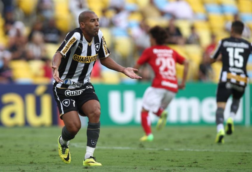 "CBF, você é uma vergonha!", ao ser expulso no duelo entre Botafogo x Bahia, em 2014.