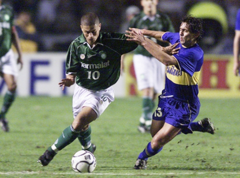 No ano da conquista da Libertadores, 99, Alex foi essencial em toda a campanha. No jogo de volta da semifinal contra o River Plate, o Palmeiras precisava vencer por dois gols de diferença e o camisa 10 marcou duas vezes na vitória por 3 a 0. Em um deles, ele chutou de fora da área depois de dominar com o peito e mandou para o fundo das redes.