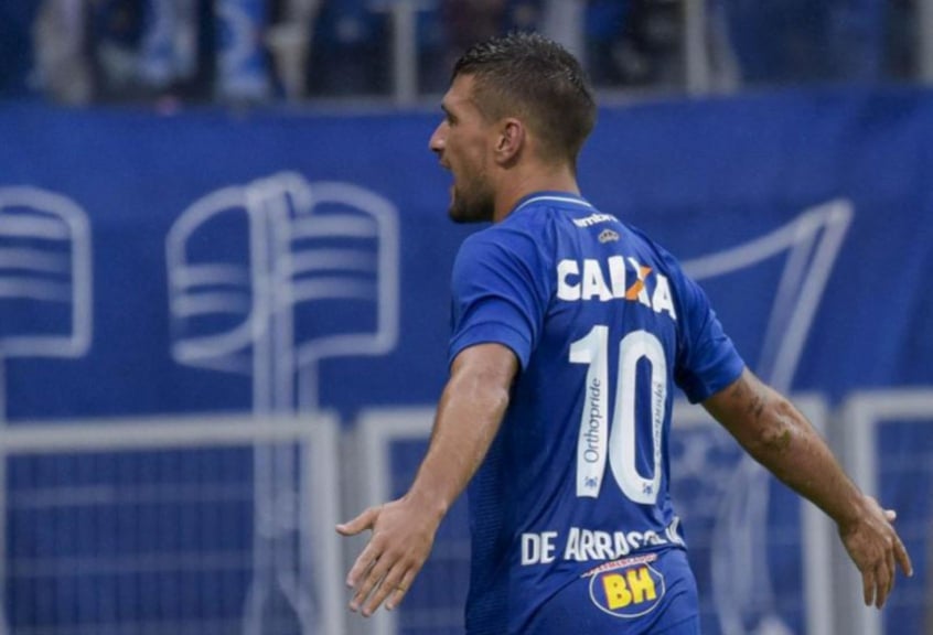 Em dezembro de 2014, o Internacional esteve em negociação com DE ARRASCAETA. Entretanto, o Cruzeiro entrou na negociação e encaminhou sua ida para a Toca da Raposa.