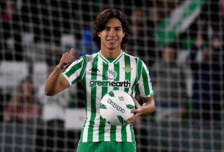 ESQUENTOU - A trajetória do jovem meia-atacante mexicano Diego Lainez no futebol europeu pode seguir em outra equipe. Segundo o que relatou o portal mexicano Estadio Deportes atribuindo a informação ao Diario de Sevilla, Lainez seria um dos nomes colocados pela diretoria do Betis na lista de atletas que possuem potencial, porém carecem de novos ares para ganhar rodagem no Velho Continente.