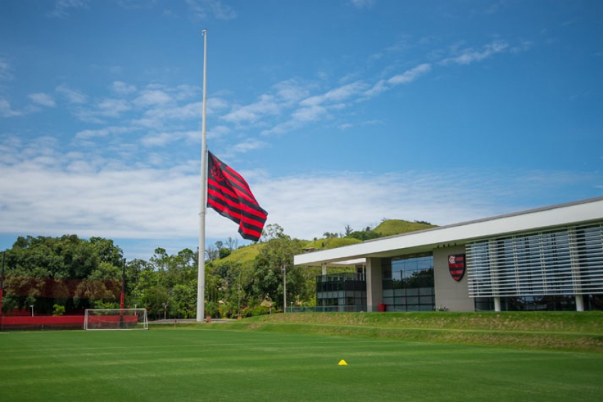 Treinos suspensos por tempo indeterminado no Flamengo. Neste sábado, o Rubro-Negro anunciou que todos os treinamentos do elenco profissional, categorias de base ou futebol feminino estão suspensos por tempo indeterminado devido ao novo coronavírus. 