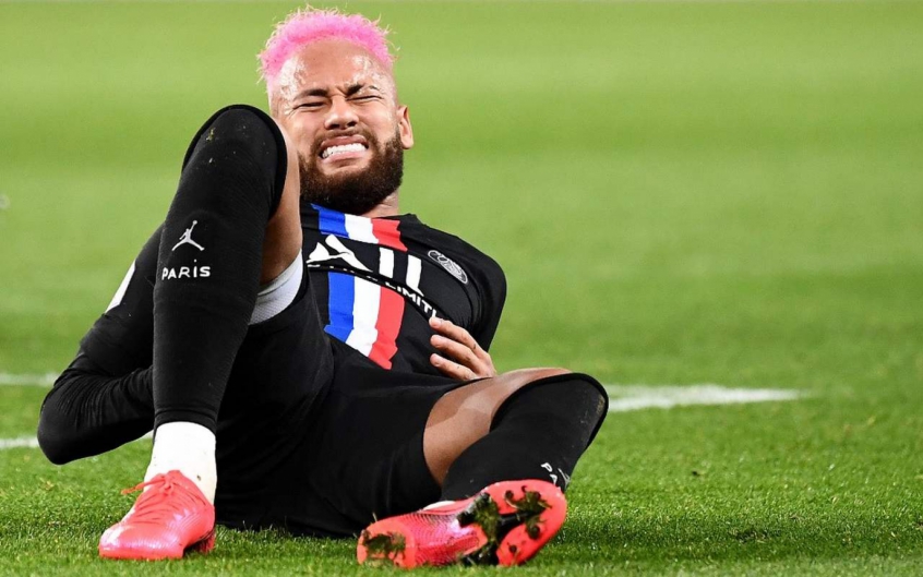 Neymar foi suspenso por três jogos por conta de uma agressão contra um torcedor na arquibancada, na final da Copa da França de 2019. A situação ocorreu durante a subida da escadaria para a retirada do prêmio de segundo lugar do Paris Saint-Germain. As imagens circularam o mundo.