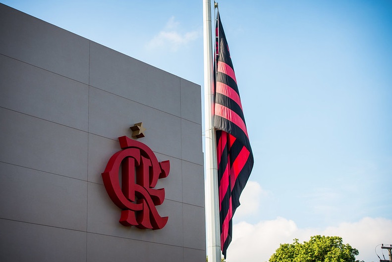 Devido ao teste positivo de Maurício de Gomes Mattos, o Flamengo anunciou que os jogadores, a comissão técnica e todo o departamento de futebol do Rubro-Negro serão submetidos a exames para checar se há sintomas de contaminação pelo coronavírus. 