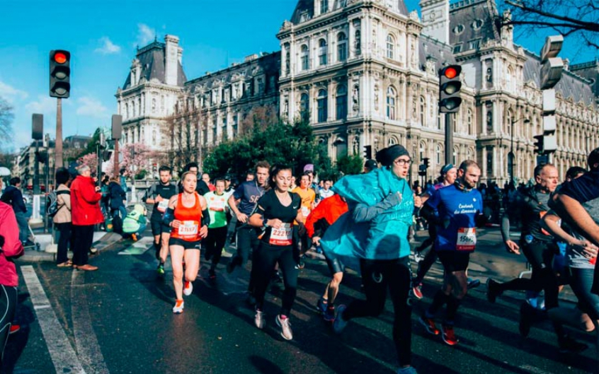 A semimaratona de Paris, que aconteceria no domingo domingo, foi cancelada, assim como todos os eventos que reúnem mais de 5 mil pessoas em locais fechados.