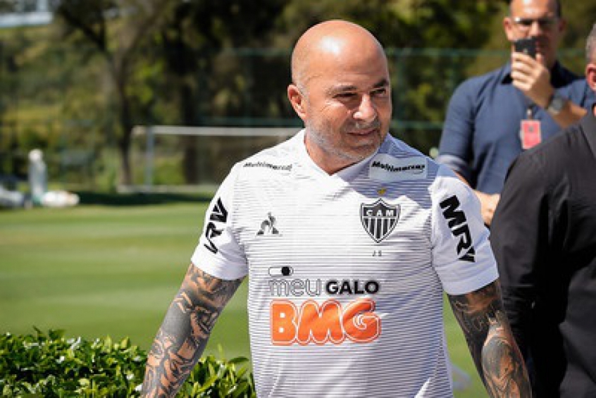 MORNO - O técnico do Atlético-MG, Jorge Sampaoli, entrou em uma lista de possíveis treinadores para comandar o Benfica, de Portugal. Depois da recusa de Jorge Jesus em assumir a equipe, o treinador argentino é considerado pelo jornal português "Record" uma das opções no radar do clube. 