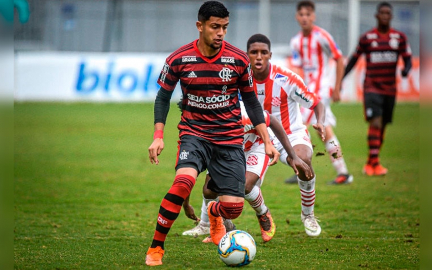 O lateral-esquerdo sub-20 do Flamengo, Pablo Maldini, foi liberado das atividades do clube. Após apresentar sintomas de gripe, o jovem ficará em isolamento nesta semana. No entanto, o jogador, por ora, não realizará testes para saber se tem ou não o COVID-19.