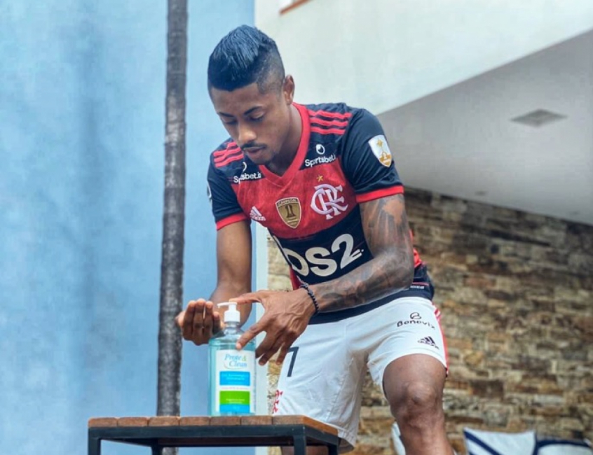 Com as atividades diárias suspensas, o Flamengo tem explorado a imagem de seus jogadores para que os seguidores do clube, nas redes sociais, se conscientizem da importância de se prevenir quanto à pandemia do novo coronavírus. Nesta quarta-feira, por exemplo, Filipe Luís, Bruno Henrique e Diego Ribas deram exemplos.