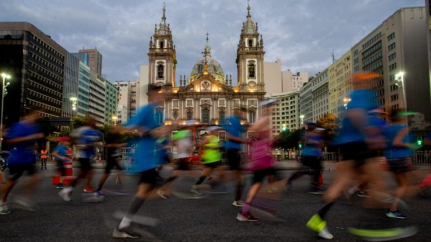 A Maratona do Rio tem nova data. Por causa da pandemia do coronavírus Covid-19, as provas que compõem o evento, que aconteceria entre os dias 13 e 14 de junho, foi remarcada para 11 e 12 de outubro. A decisão de adiar a prova segue a orientação do Ministério da Saúde para os eventos durante o período de quarentena e tem como objetivo preservar, em primeiro lugar, a saúde e o bem-estar de atletas, funcionários, parceiros e da comunidade, bem como antecipar possíveis dificuldades no treinamento que pudessem comprometer a experiência dos inscritos. 