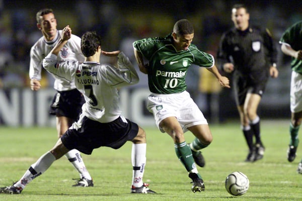 Para finalizar, dois jogos de Libertadores, do jeito que o torcedor gosta. Em 2000, Corinthians, amplamente favorito, abriu 3 a 1 no placar, mas cedeu ao empate e, no fim, acabou vencendo por 4 a 3.