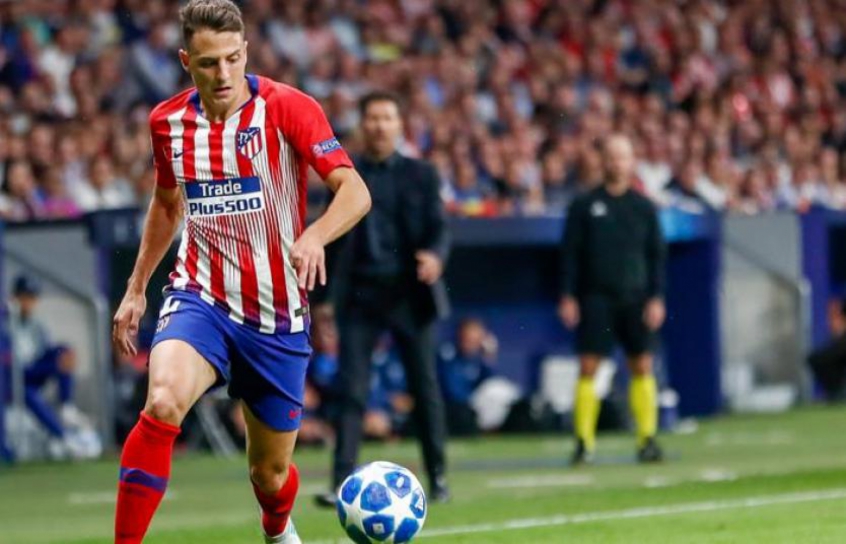 ESQUENTOU - Santiago Arias, lateral que está cedido pelo Atlético de Madrid ao Bayer Leverkusen, atrai interesse de grandes clubes da Europa. De acordo com a revista "Kicker", o clube espanhol já está conversando com Paris Saint-Germain, Everton e Roma.