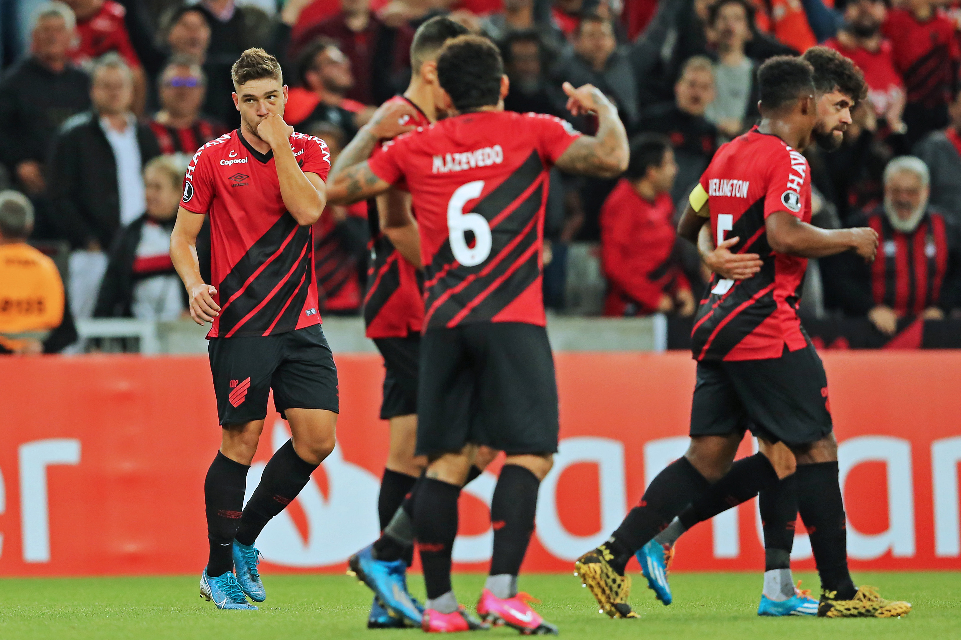 13° - ATHLETICO PARANAENSE - O Furacão ganhou 553,9 milhões da televisão com cotas e participações na última década.