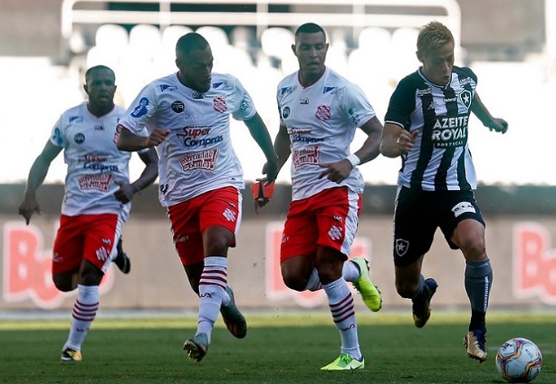 BANGU. Sobe: Rhainer - O Bangu voltou melhor no segundo tempo, e se arriscou nos contra-ataques. O técnico Eduardo Allax colocou Rhainer no jogo e o atacante desequilibrou. O camisa 20 fez o gol de empate e foi o jogador mais perigoso do time alvirrubro. Desce: a defesa foi o destaque negativo do Bangu no jogo. Ao longo do primeiro tempo, deu muito espaço aos meias do Botafogo e não conseguiu segurar o ímpeto ofensivo do alvinegro.