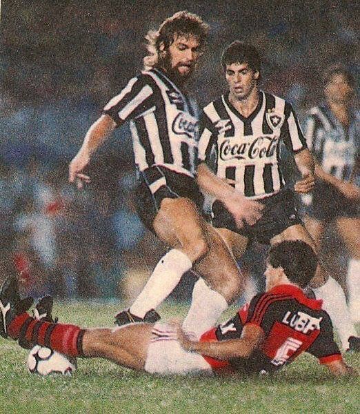 17 - Botafogo 1 x 0 Flamengo (1989) - O dia 21 de junho de 1989 ficou marcado pelo fim do jejum de 21 anos do Botafogo sem títulos. Na decisão contra o Flamengo, Maurício fez o gol da vitória por 1 a 0 e carimbou o título. O Glorioso era comandado pelo saudoso Valdir Espinosa.