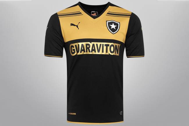 A camisa do Botafogo de 2014, fabricada pela Puma, causou polêmica pelo excesso de tons dourados. 