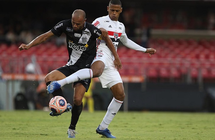 2020 - Nessa temporada, a equipe de Fernando Diniz levou 27 gols em 29 rodadas. A defesa é geralmente formada por Volpi; Juanfran, Bruno Alves (foto), Arboleda e Reinaldo.