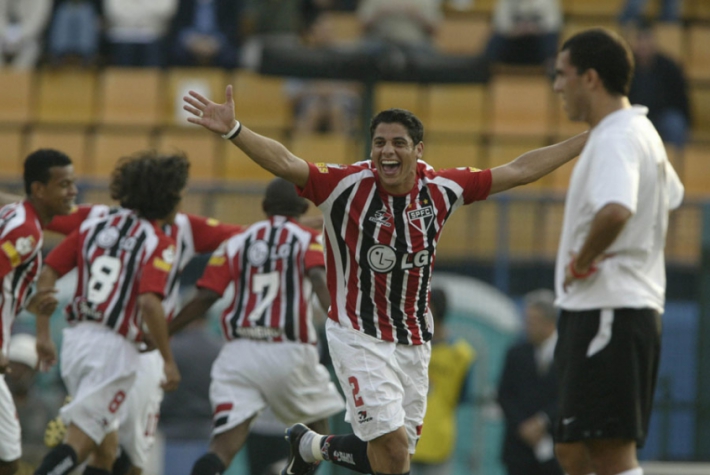 5) Cicinho - representou o São Paulo em 9 jogos da Seleção Brasileira neste século, todos no ano de 2005.