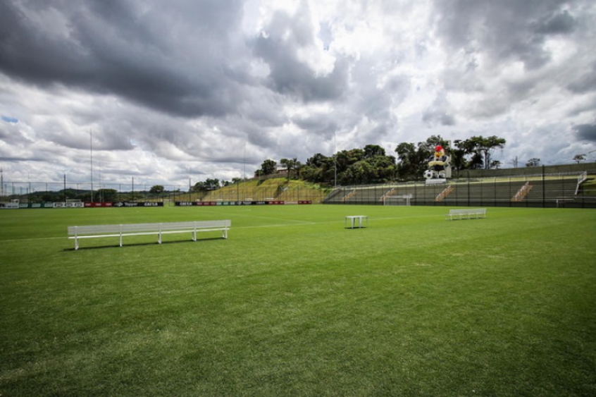 O Atlético-MG também parou todas as atividades no centro e treinamento, a Cidade do Galo, além de mandar os trabalhadores administrativos operarem em sistema de "home office" (trabalho em casa).