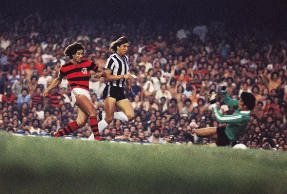 14 - Flamengo 3x2 Atlético-MG (1980) - Com o Maracanã lotado, o Rubro-Negro buscava seu primeiro título brasileiro, contra um de seus maiores rivais fora do estado: o Galo. Com dois de Nunes e um de Zico, o Flamengo derrotou o rival e começou a maior década de sua história.