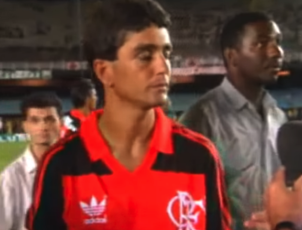 Depois de ter despontado para o futebol pelo Flamengo, no começo dos anos 80, e ter sido campeão da Copa União, em 1987, com o Rubro-Negro, Bebeto foi para o Vasco em 1989, em uma transferência que gerou polêmica na época. Mas, em 1992, quando ainda atuava pelo Cruz-Maltino, o atacante voltou a vestir a camisa do rival rubro-negro no amistoso beneficente realizado no Maracanã.