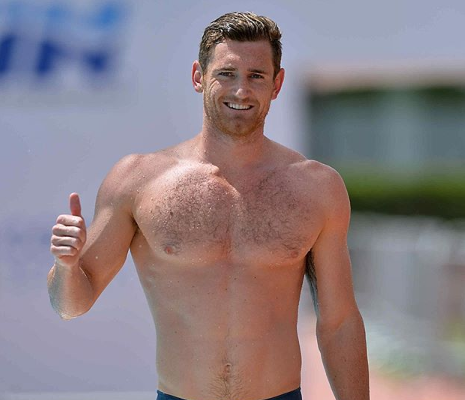 Cameron van der Burgh, medalhista de ouro na prova de 100m peito na Olimpíada de Londres, anunciou pelas redes sociais que está infectado com coronavírus. Ele está em tratamento pelas duas últimas semanas.