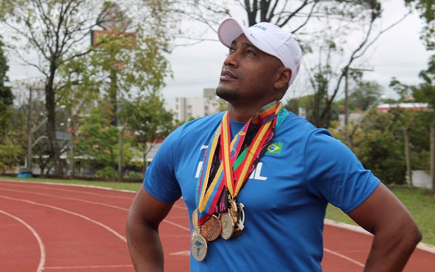 Prata no revezamento 4x100m rasos em Sydney-2000, Claudinei Quirino também fez parte da equipe brasileira de bobsled na Olimpíada de Inverno de 2006.