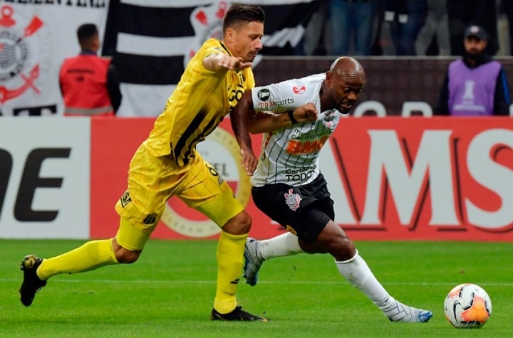 O Apertura, do Campeonato Paraguaio, voltou no último dia 21 de julho, sendo que duas rodadas já foram disputadas. Na foto, o Guaraní-PAR, em jogo contra o Corinthians.