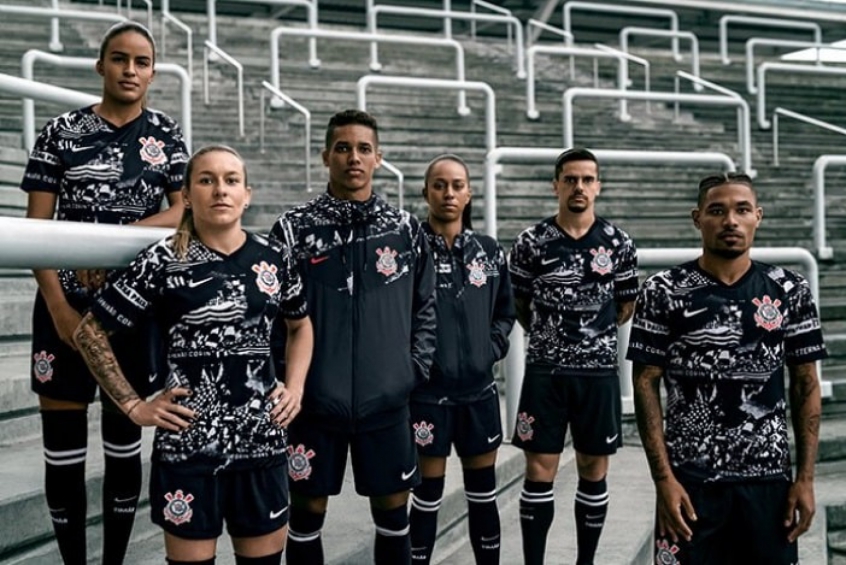 Em 2019, foi a vez do Corinthians lançar uma camisa polêmica. A veste faz homenagem às “invasões” da torcida corintiana ao Rio de Janeiro em 1976 (no Brasileirão) e 2000 (no Mundial de Clubes), e ao Japão, para o Mundial de Clubes de 2012.